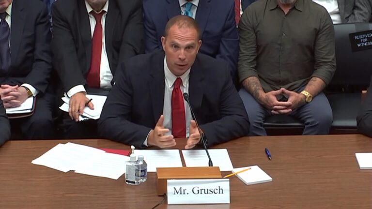 David Grusch accuse des institutions américaines de dissimuler des informations sur les OVNI.
