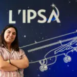 Chloé, étudiante ingénieure en télécommunications, présente un projet innovant à l&rsquo;université.