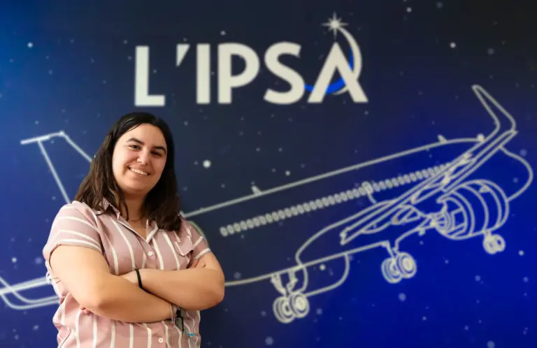 Chloé, étudiante ingénieure en télécommunications, présente un projet innovant à l’université.