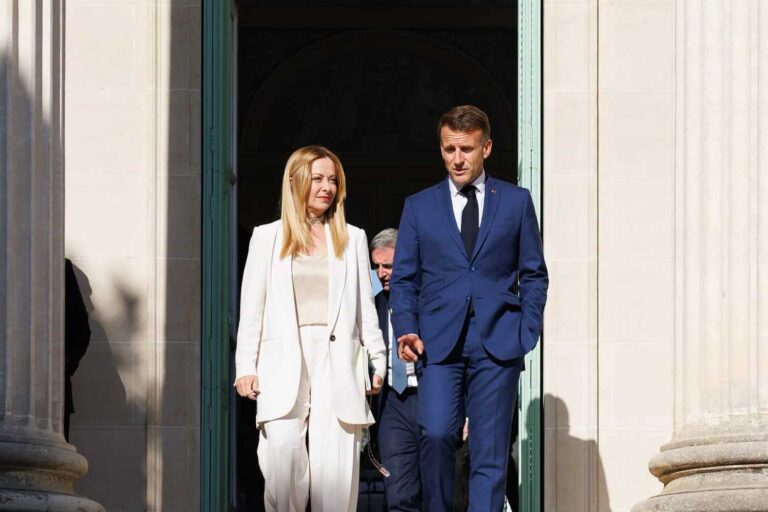 Sommet franco-italien à Antibes : Macron et Meloni abordent défense et coopération.