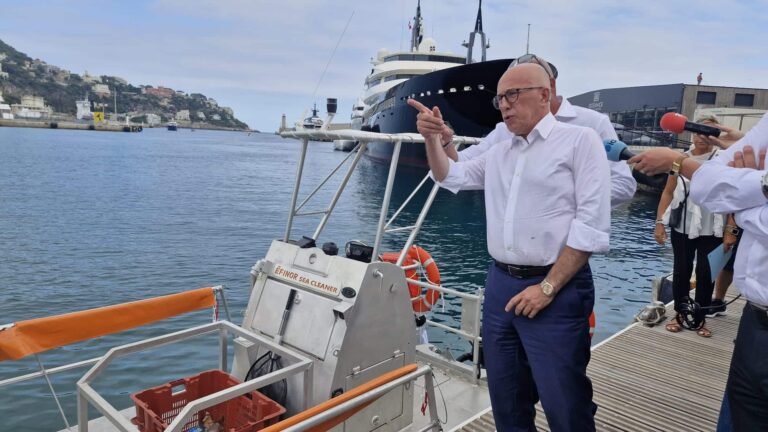 Un nouveau bateau dépollueur déployé pour assainir les eaux du littoral niçois.