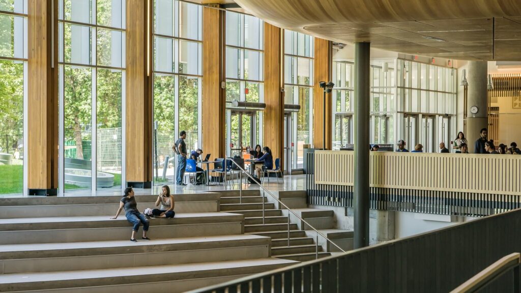 Retour des jeunes à Limoges : un salaire réduit mais un choix assumé.