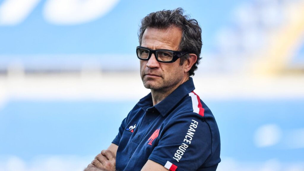 Fabien Galthié annonce une nouvelle stratégie pour l’équipe de France de rugby avant la compétition.