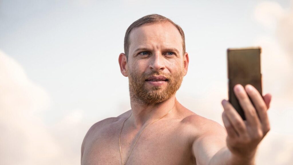 Le masculinisme radical gagne du terrain en Europe, suscitant des inquiétudes croissantes.