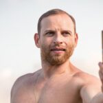 Le masculinisme radical gagne du terrain en Europe, suscitant des inquiétudes croissantes.