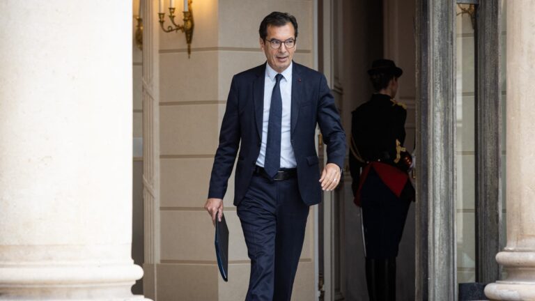 Le ministre du Travail plaide pour des tenues légères au bureau, mais reste en costume-cravate.