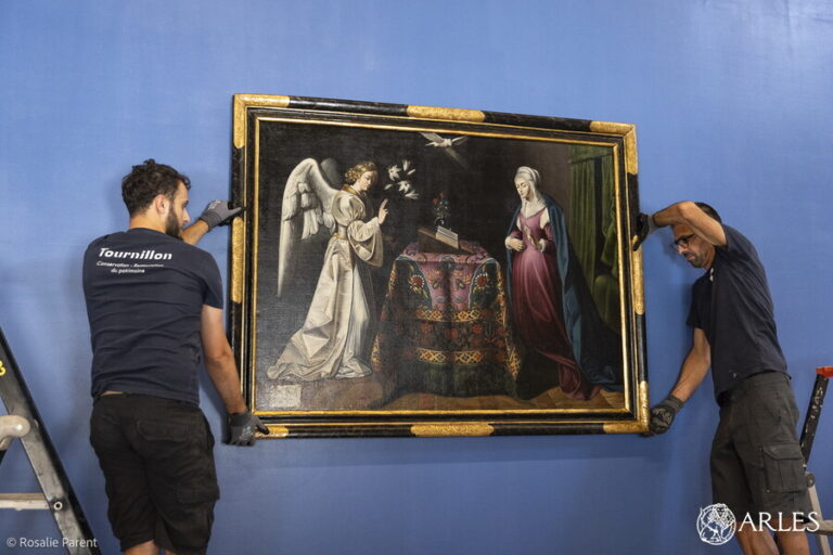 L’Annonciation de retour à Arles, attirant l’attention des institutions culturelles locales.