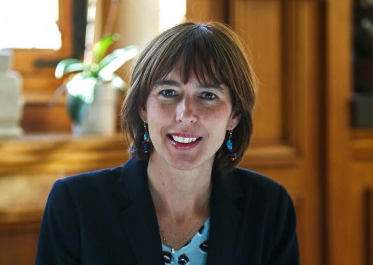 Les maires français manquent de moyens réglementaires en matière commerciale