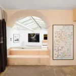 Alain Bublex présente des cartes postales illustrant des parcours urbains.