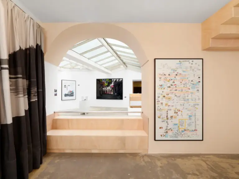 Alain Bublex présente des cartes postales illustrant des parcours urbains.
