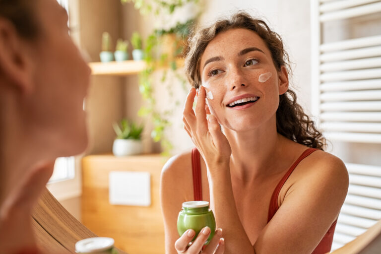 L’acide hyaluronique : un ingrédient clé pour l’hydratation de la peau selon des études dermatologiques.