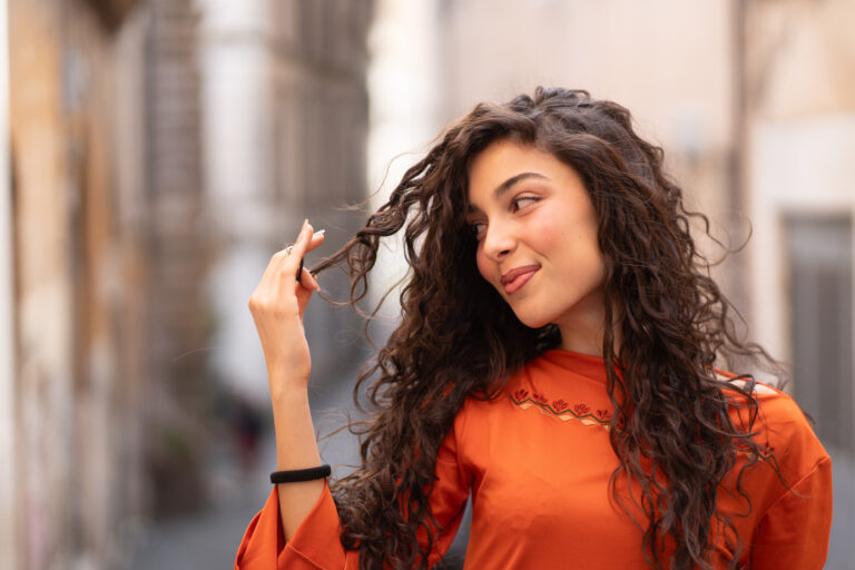 Solutions pour stimuler la croissance des cheveux selon des experts en dermatologie.
