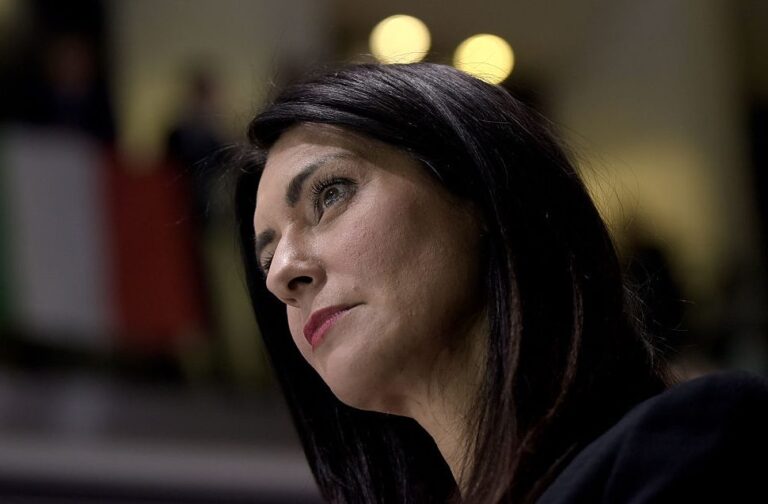 Pina Picierno quitte le Parti socialiste, remettant en question son avenir politique