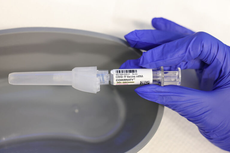 La Pologne et la Roumanie doivent payer près de 2 milliards d’euros à Pfizer et BioNTech.