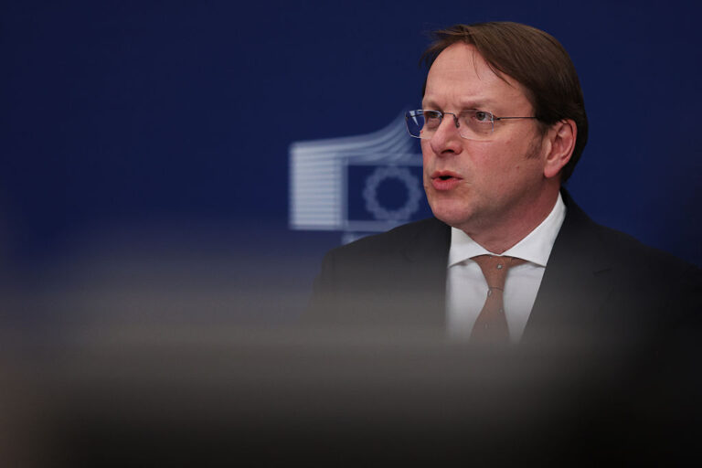 Olivér Várhelyi face à des défis au sein de l’UE après son rôle auprès d’Orbán.