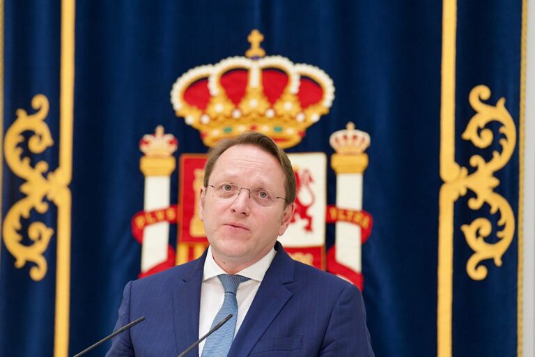 La Commission européenne conclut l’enquête sur Várhelyi sans charges d’espionnage.