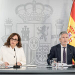 Un navire touché par l&rsquo;hantavirus accoste en Espagne, suscitant des inquiétudes sanitaires.