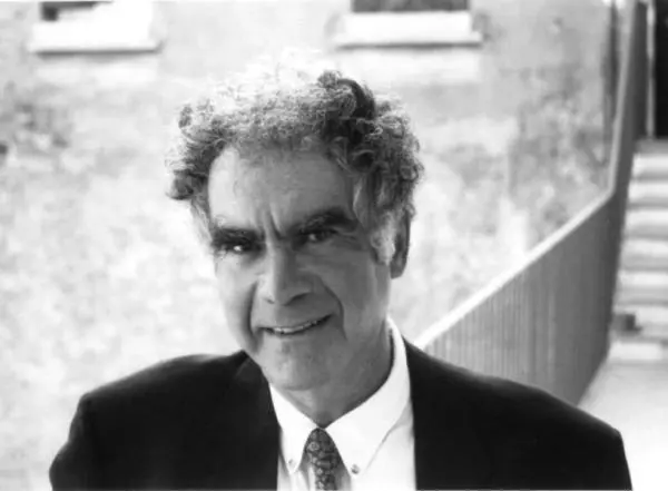 Carlo Ginzburg explore les liens entre histoire et traces dans la recherche académique.