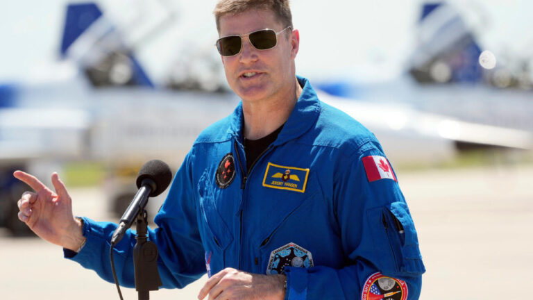 Jeremy Hansen décrit une expérience spatiale inédite lors d’une interview internationale.