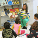 Heure du conte d’été animée par Sara Novais Nogueira à la bibliothèque municipale.