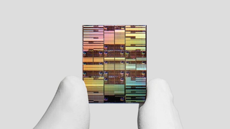 IBM développe la première puce gravée à moins d’un nanomètre, marquant une avancée technologique.
