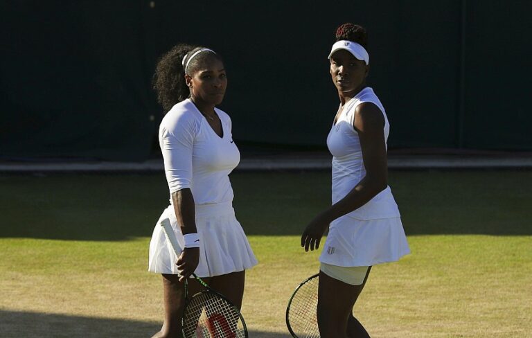 Retour des sœurs Williams en double à Wimbledon, un événement marquant pour le tennis féminin.