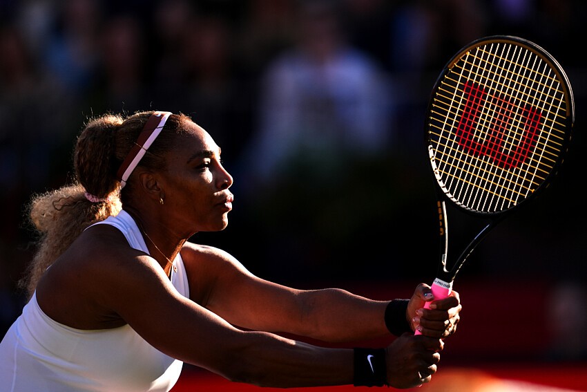 Serena Williams se retire du Queen’s après la blessure de sa partenaire Victoria Mboko.