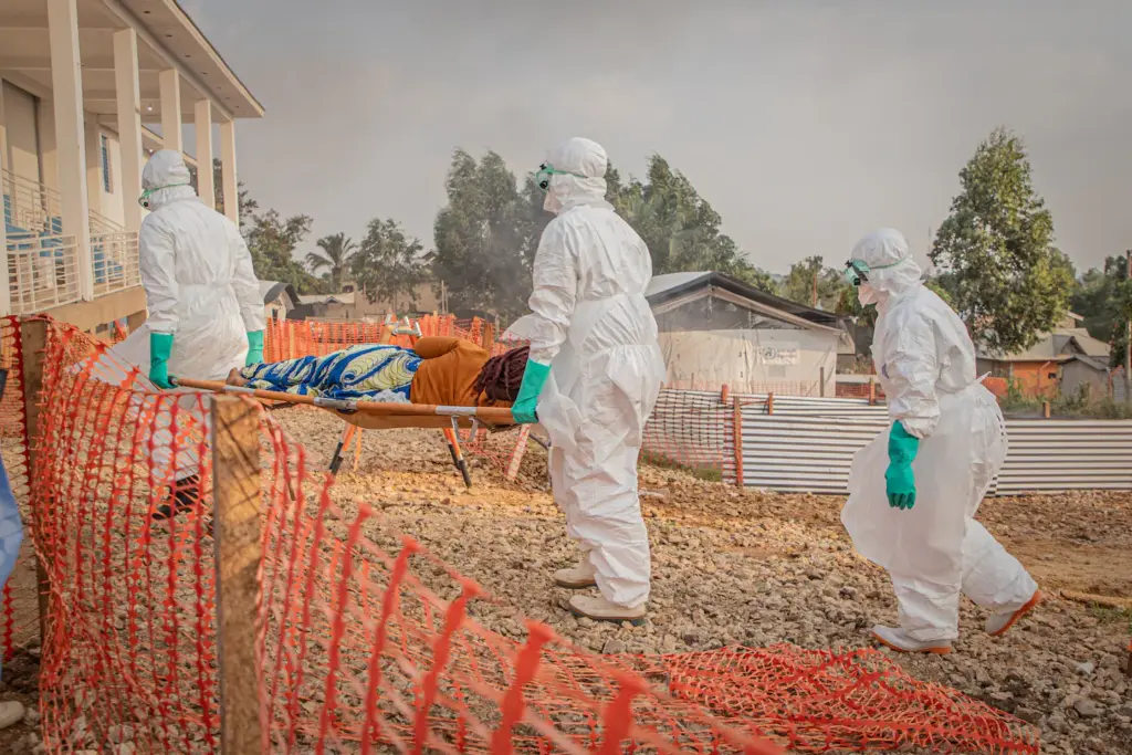 France signale son premier patient atteint d’Ebola alors que les cas en Afrique dépassent 1 000.