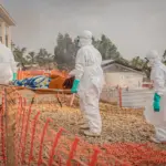 France signale son premier patient atteint d&rsquo;Ebola alors que les cas en Afrique dépassent 1 000.