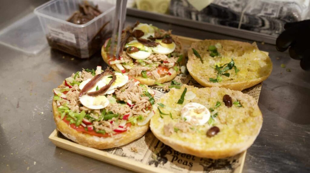 À Nice, une nouvelle sandwicherie attire les clients grâce à un bouche-à-oreille efficace.