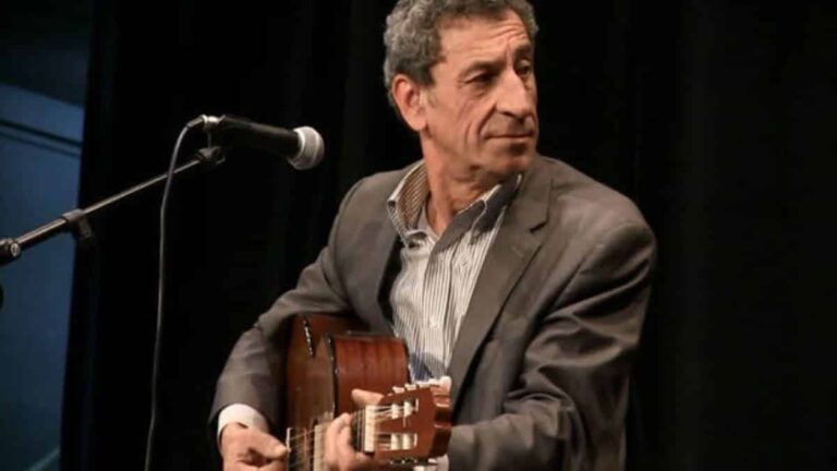Ali Ideflawen, chanteur, décède à 69 ans, marquant la fin d’une carrière musicale.