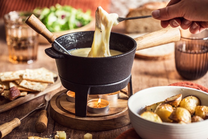 Recette de fondue savoyarde maison avec Comté, Beaufort et Emmental en France
