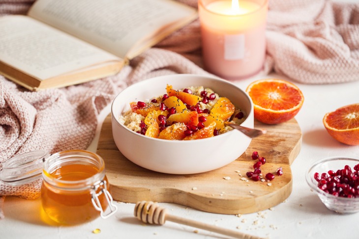 Porridge vitaminé à l’orange sanguine et grenade : une nouvelle option nutritionnelle saine.