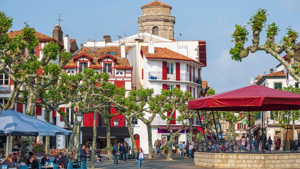 Classement des villes apaisantes : Saint-Jean-de-Luz se distingue par son atmosphère sereine.