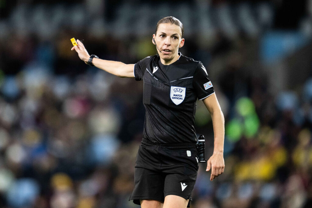 Stéphanie Frappart met fin à sa carrière d’arbitre après une longue carrière internationale.
