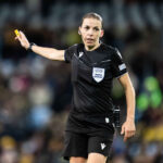 Stéphanie Frappart met fin à sa carrière d&rsquo;arbitre après une longue carrière internationale.