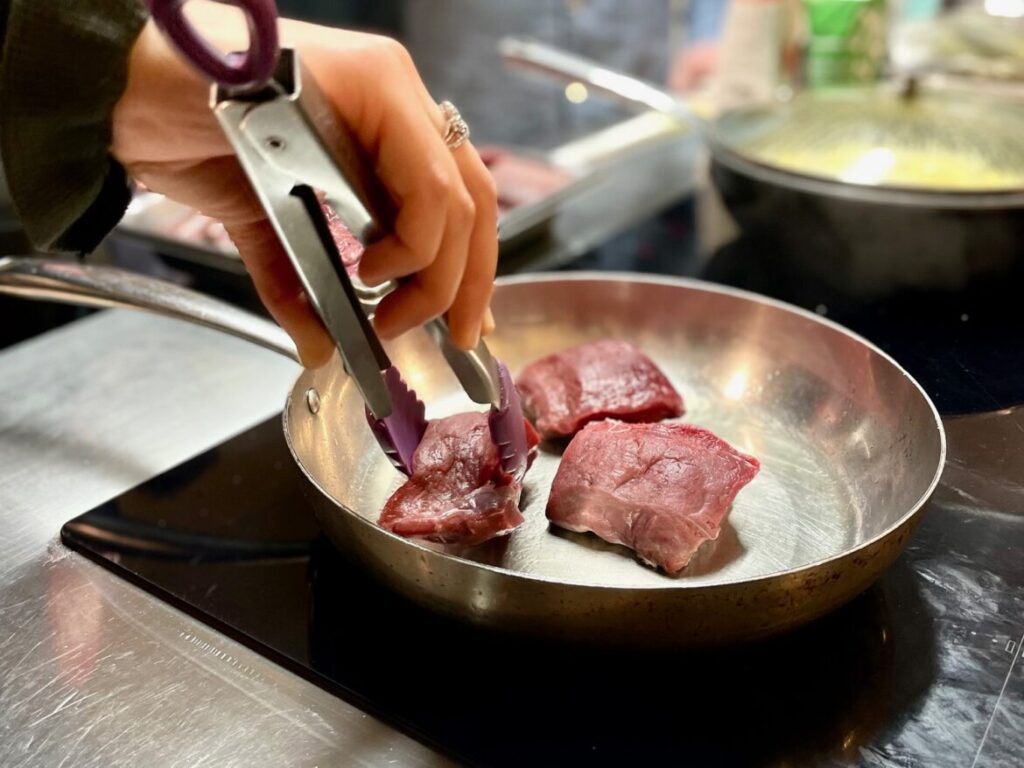 Cuisiner avec une sauteuse en inox : avantages et inconvénients pour les chefs professionnels.