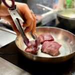 Cuisiner avec une sauteuse en inox : avantages et inconvénients pour les chefs professionnels.