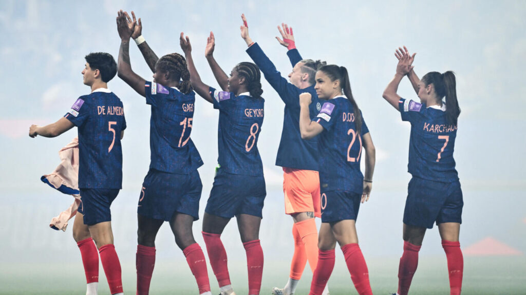 Les Bleues se qualifient pour la Coupe du monde de football au Brésil.