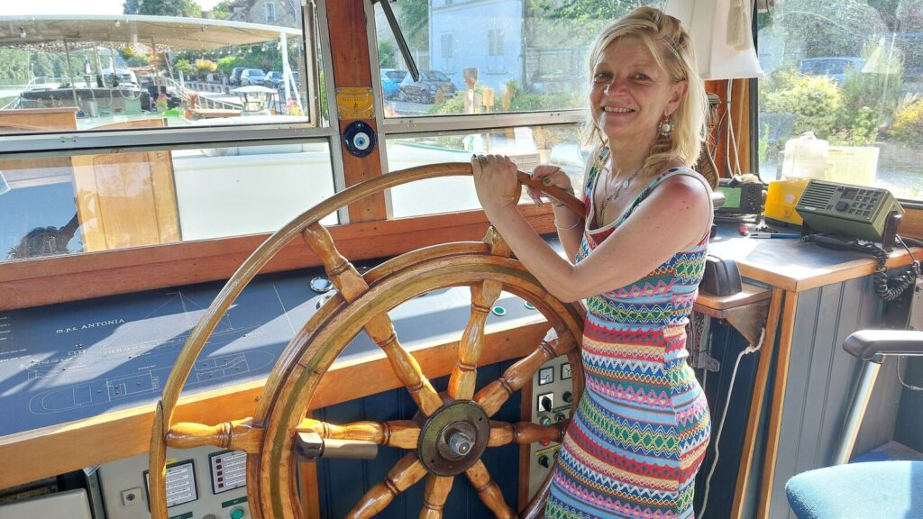 Capitaine Florence propose des cabines d’hôtes sur sa péniche hollandaise.