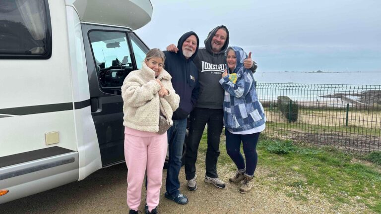Touristes en Bretagne : le choix du camping hivernal malgré la pluie et les intempéries.