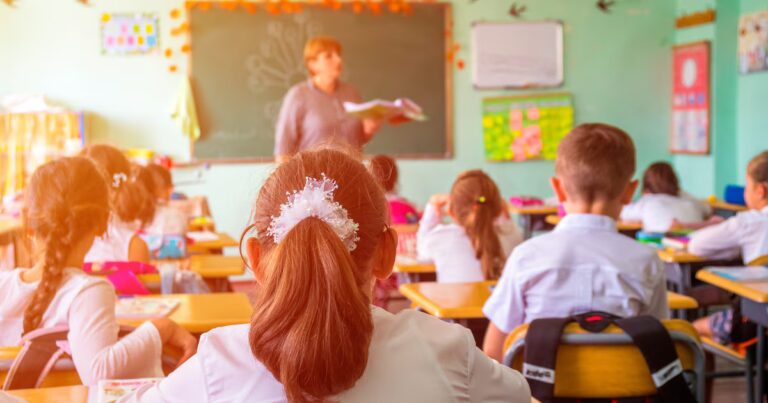 Canicule : la circulaire de Valérie Glatigny sur les températures en classe critiquée par les syndicats