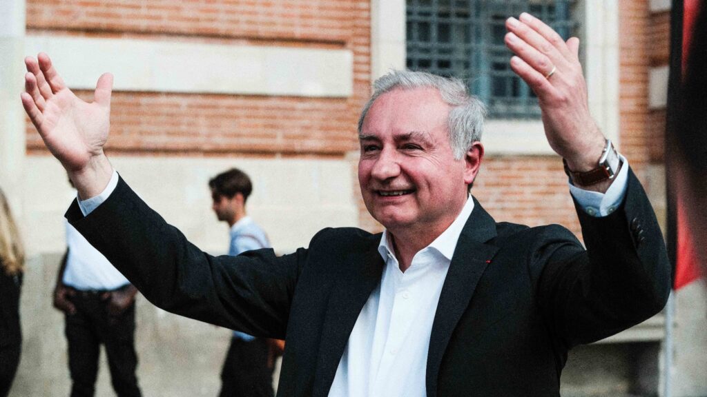 Jean-Luc Moudenc remporte un nouveau mandat à Toulouse face à l’alliance LFI-PS.