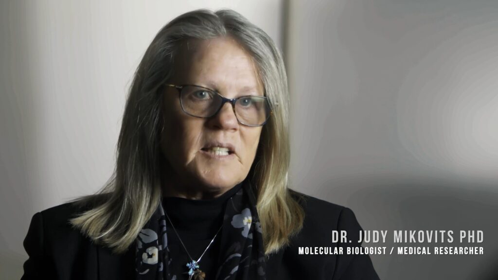 Judy Mikovits contestée par des chercheurs sur ses affirmations concernant les vaccins.