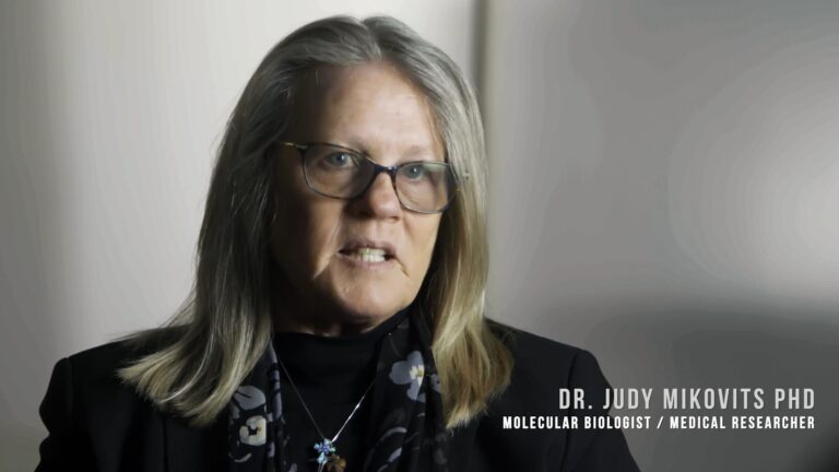 Judy Mikovits contestée par des chercheurs sur ses affirmations concernant les vaccins.