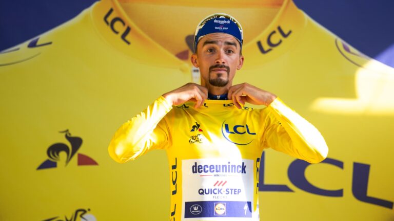 Julian Alaphilippe remporte le championnat national de cyclisme en France.