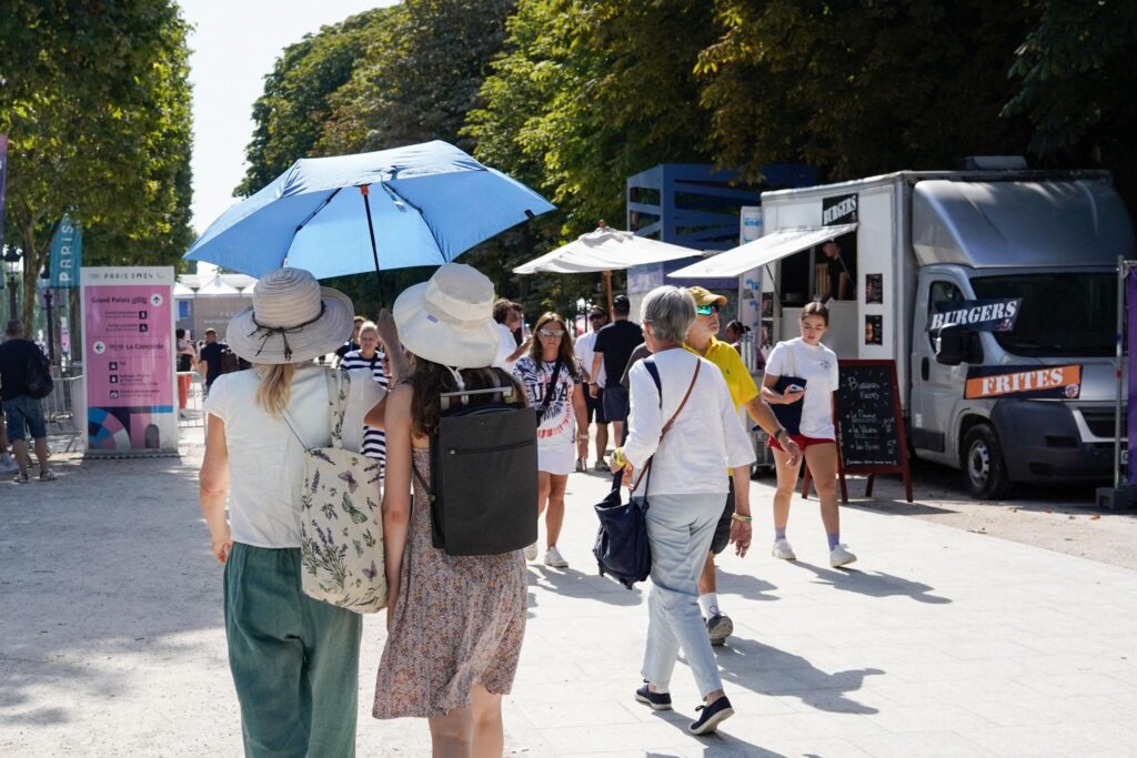 Canicules à répétition, villes surchauffées et infrastructures sous tension : la France entre dans une nouvelle réalité climatique.