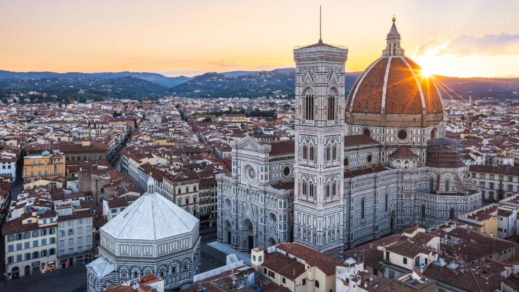 Florence : Duomo et gastronomie toscane, témoins de la Renaissance italienne.