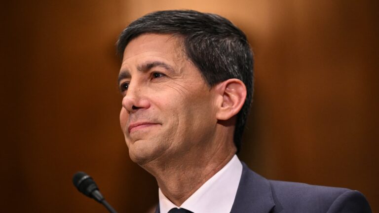 Kevin Warsh, nouveau président de la Fed, maintient les taux d’intérêt inchangés.