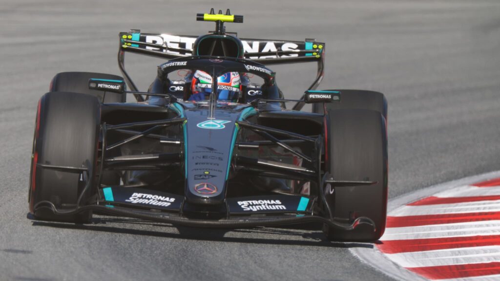 Formule 1 : George Russell réalise la pole position lors des qualifications à Barcelone